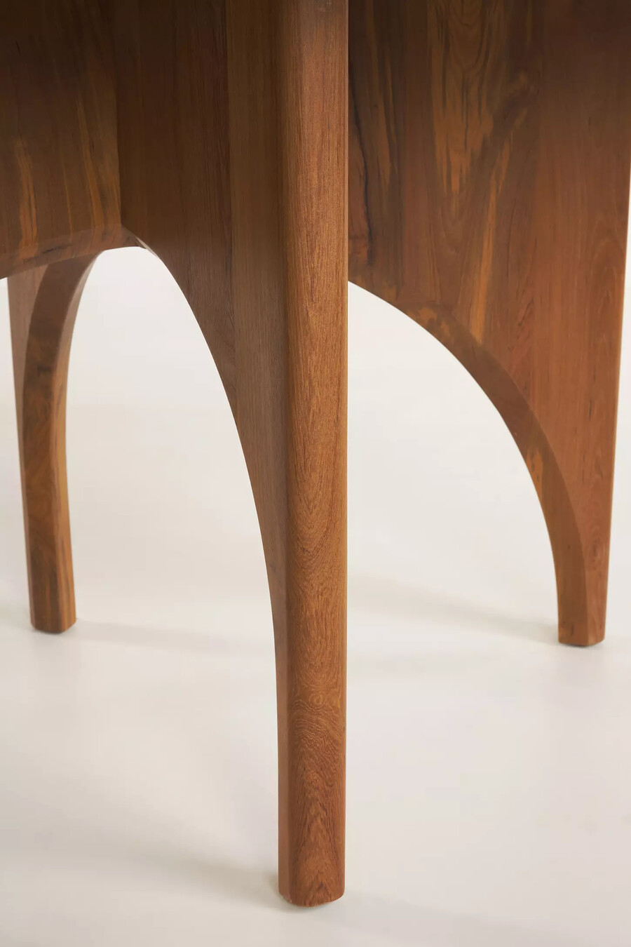 amelia dining table