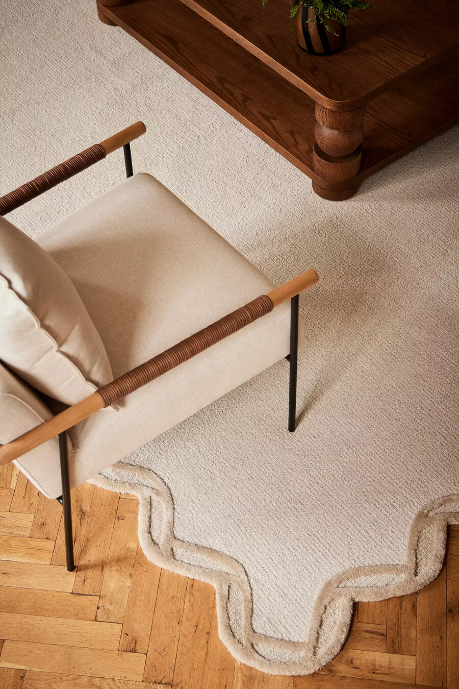tufted wool scalloped border rug