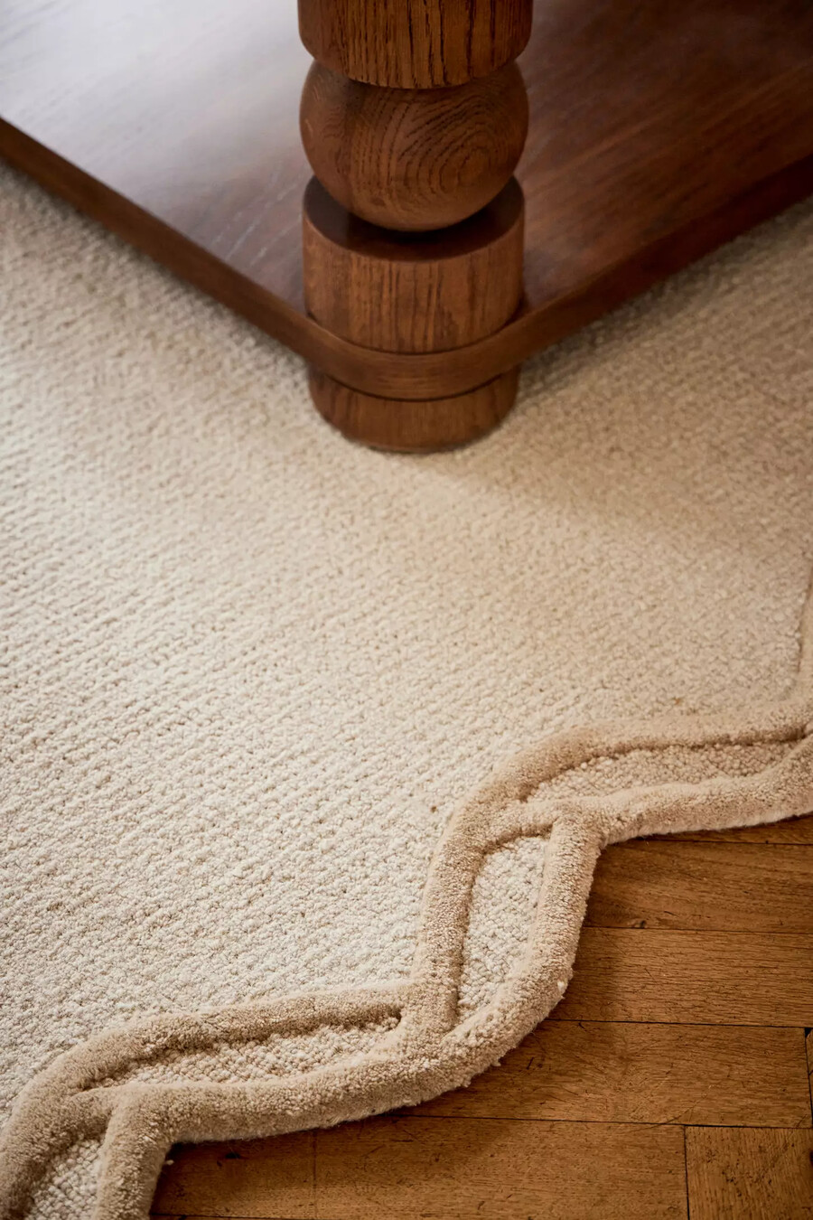 tufted wool scalloped border rug