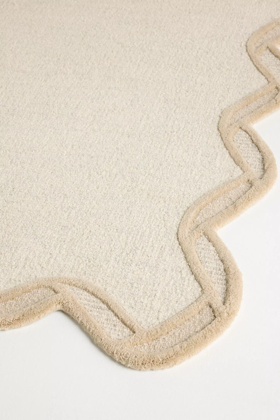 tufted wool scalloped border rug